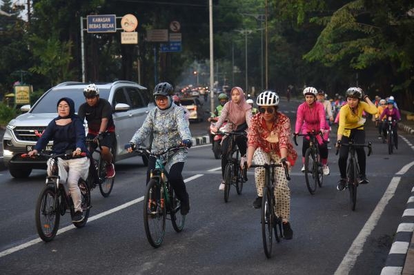 Pakai Kebaya, Puluhan Perempuan Gowes Keliling Kota Medan